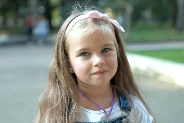 Retrato de menina bonita em pé ao ar livre no parque de verão — Fotografia de Stock