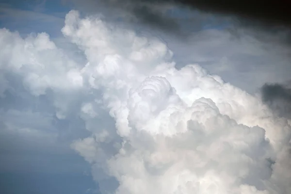 Lanskap awan gelap menyenangkan terbentuk di langit badai selama badai besar — Stok Foto
