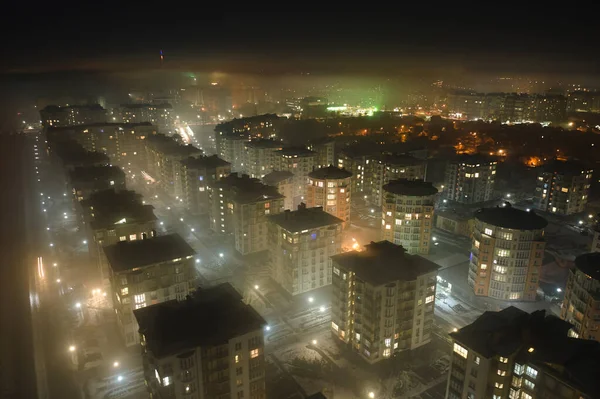 高層マンションや夜の都市住宅街の明るい照明通りの空中ビュー。暗い都市景観 — ストック写真