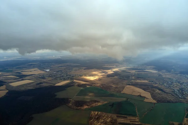 Letecký pohled z velké výšky země pokrytý opuchlými deštivými mraky formujícími se před deštěm — Stock fotografie