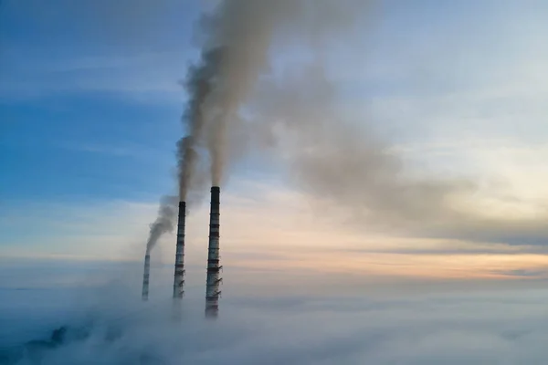 Vue aérienne de la centrale au charbon hauts tuyaux avec fumée noire se déplaçant vers le haut atmosphère polluante au coucher du soleil — Photo