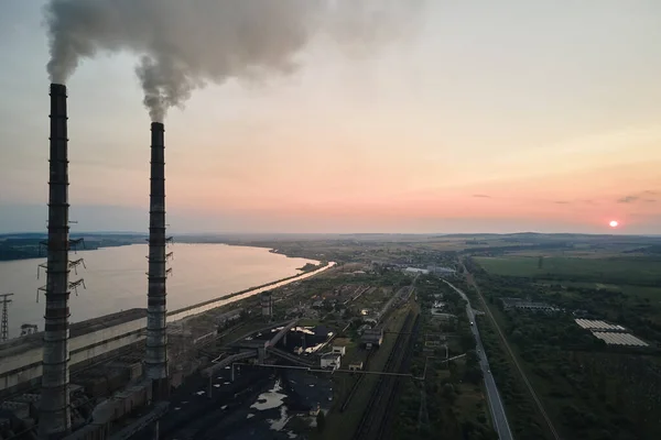 Vue aérienne de la centrale au charbon hauts tuyaux avec cheminée noire atmosphère polluante. Production d'électricité avec concept de combustibles fossiles — Photo