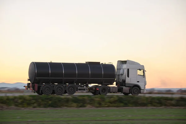 Camião de carga a gasolina a conduzir em produtos petrolíferos de transporte rodoviário. Conceito de transporte e logística de entrega — Fotografia de Stock