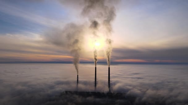 Vue aérienne de la centrale au charbon hauts tuyaux avec fumée noire se déplaçant vers le haut atmosphère polluante au coucher du soleil — Video