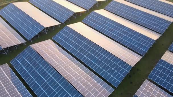Вид с воздуха на крупную устойчивую электростанцию с рядами солнечных фотоэлектрических панелей для производства экологически чистой электроэнергии. Возобновляемые источники энергии с нулевой концепцией выбросов. — стоковое видео