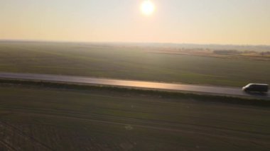 Akşamları kargo karavanıyla otobanda mal taşıyan yarı kamyonun hava görüntüsü. Teslimat ulaşım ve lojistik kavramı