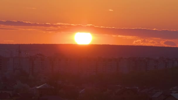 Večerní krajina s jasným západem slunce nad vzdáleným městem vysoké budovy při západu slunce — Stock video