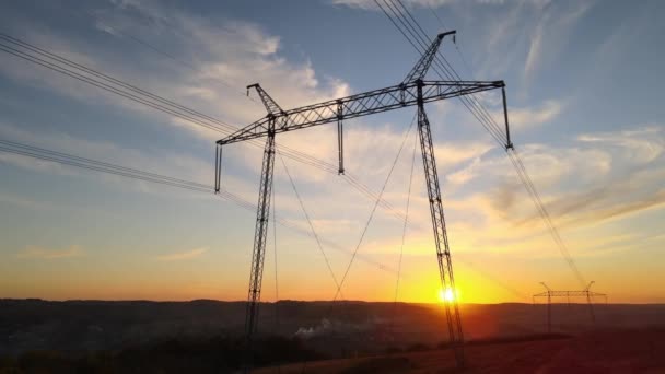 Torre ad alta tensione con linee elettriche al tramonto. Trasmissione di energia elettrica — Video Stock