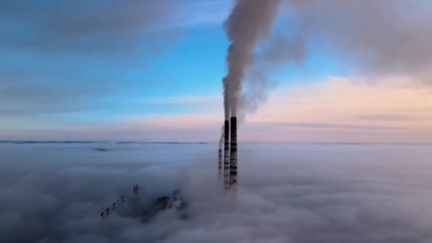 Flygfoto av kolkraftverk höga rör med svart rök flyttar upp förorenande atmosfär vid solnedgången — Stockvideo