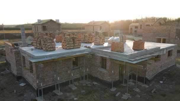 Pemandangan udara dari rumah-rumah penduduk yang sedang dibangun di daerah pinggiran kota pedesaan. Pengembangan real estate — Stok Video