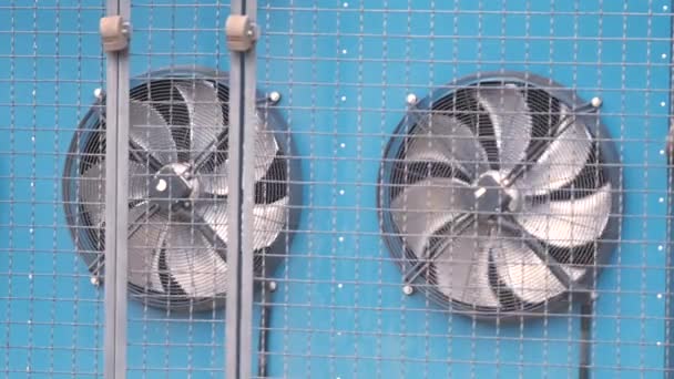 Unità compressore aria per climatizzatore di edifici industriali con ventilatori rotanti per radiatori di raffreddamento — Video Stock