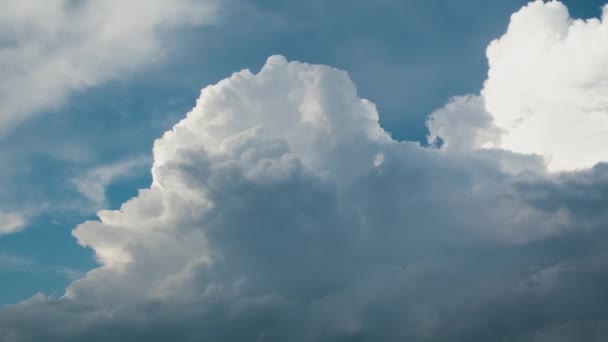 Timelapse of white puffy cumulus clouds forming on summer blue sky. Moving and changing cloudscape weather — Stockvideo