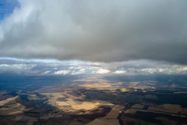 Dünya 'nın yüksek irtifasından hava manzarası sağanak yağmurdan önce oluşan yağmurlu bulutlarla kaplı.