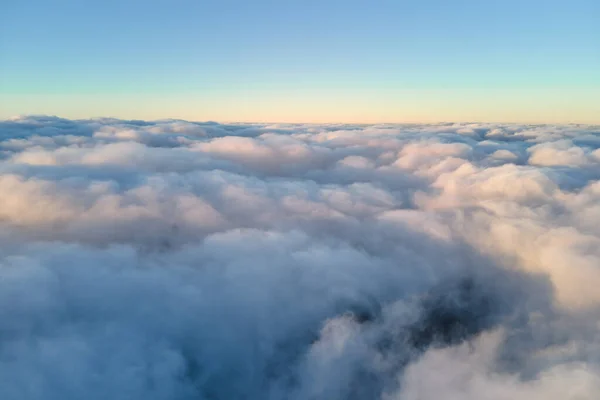 Αεροφωτογραφία από μεγάλο υψόμετρο γης καλυμμένη με φουσκωτά βροχερά σύννεφα που σχηματίζονται πριν από την καταιγίδα — Φωτογραφία Αρχείου