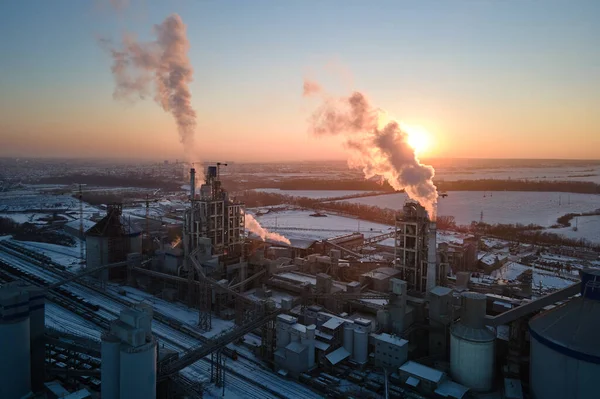 Vue aérienne de la tour de cimenterie avec structure en béton élevé dans la zone de production industrielle au coucher du soleil. Industrie manufacturière et concept industriel mondial — Photo