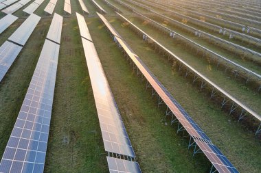Temiz ekolojik elektrik enerjisi üretmek için sıra sıra güneş fotovoltaik panelleri olan sürdürülebilir büyük elektrik santralinin havadan görünüşü. Sıfır emisyon kavramı ile yenilenebilir elektrik