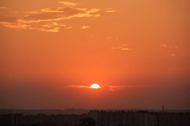Parlak renkli günbatımı gökyüzü batan güneş ışınları ve canlı kara bulutlarla