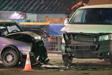 Gece şehir caddesinde çarpışmadan sonra trafik kazasında arabalar ağır kaza yaptı. Yol güvenliği ve sigorta kavramı