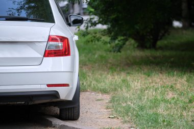 Şehir caddesinde park edilmiş bir arabanın yakınına. Kentsel trafik kavramı