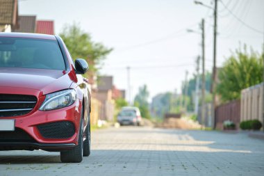 Şehir caddesinde park edilmiş bir arabanın yakınına. Kentsel trafik kavramı