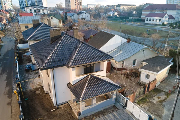 Vista aerea di casa privata con tegole in ceramica tetto coperto. Investimento nel concetto di bene immobile — Foto Stock
