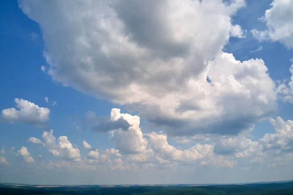 Jasná krajina bílé nafouklé kumulativní mraky na modré jasné obloze — Stock fotografie