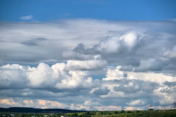 Bright landscape of white puffy cumulus clouds on blue clear sky — Stock Photo, Image