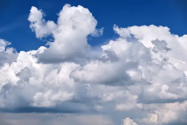 Pemandangan cerah putih puffy cumulus awan di langit biru jernih — Stok Foto