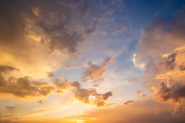 Paysage spectaculaire de coucher de soleil lunaire avec des nuages gonflés éclairés par le soleil couchant jaune et le ciel bleu — Photo