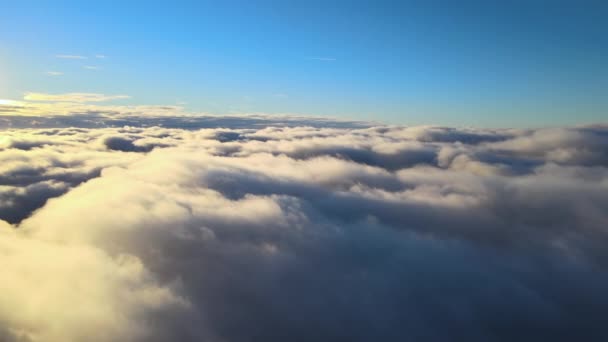 Vzdušný pohled shora ve vysoké nadmořské výšce hustých nafouklých hromadných mraků letících večer. Úžasný západ slunce z pohledu okna letadla — Stock video