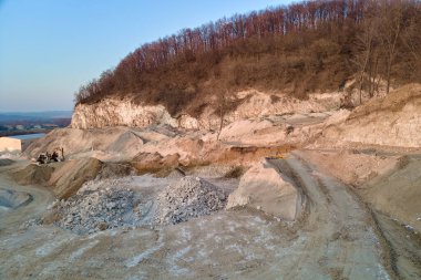 İnşaat kum taşı malzemelerinin açık çukur kazımı