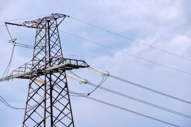 Yüksek voltajlı elektrik kablolarına sahip çelik sütun uzun mesafeli kablolardan elektrik enerjisi iletiyor.