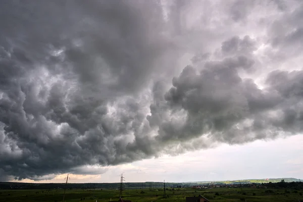 Paisaje de oscuras nubes ominosas como erupción volcánica en el cielo tormentoso durante una fuerte tormenta eléctrica — Foto de Stock