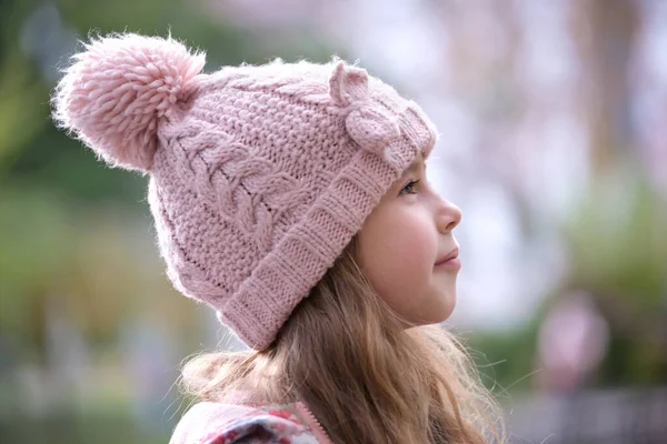 Portret uroczej dziewczynki w różowym kapeluszu — Zdjęcie stockowe