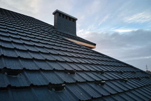 Snöskydd för säkerhet på vintern på husets tak täckt med keramiska bältros. Kallad täckning av byggnaden — Stockfoto