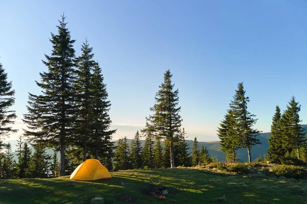 Tenda de acampamento turístico no acampamento da montanha em noite ensolarada brilhante. Conceito de turismo ativo e caminhadas — Fotografia de Stock