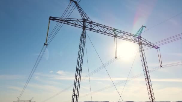 Högspänningstorn med elektriska kraftledningar som omvandlar elektrisk energi genom kabelledningar — Stockvideo