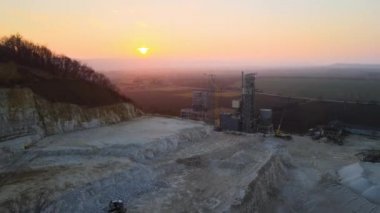 Çimento fabrikası inşaat için kum taşı malzemelerinin açık madenciliğinde. Gün batımında taş ocağında çakıl ocağı kazmak.