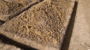 İnşaat alanındaki yeni ev beton temeli inşaatı için hendek kazdık.