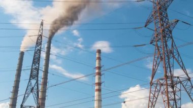 Kömür santraline karşı yüksek voltajlı elektrik direkleri siyah dumanlı yüksek borular atmosferi kirletiyor. Fosil yakıt kavramına sahip elektrik enerjisi üretimi