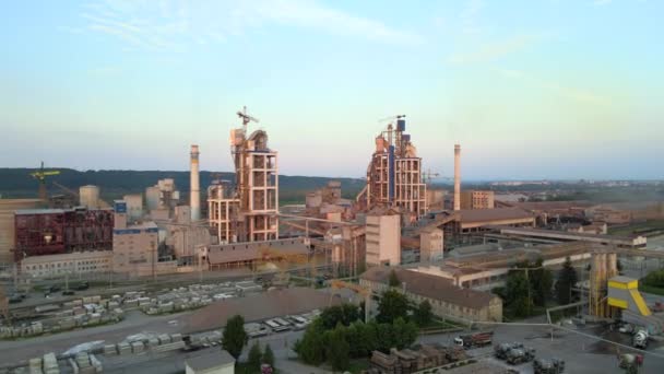 Luftfoto af cementfabrik med høj betonkonstruktion og tårnkran på industrielt produktionssted. Fremstilling og global industri koncept – Stock-video