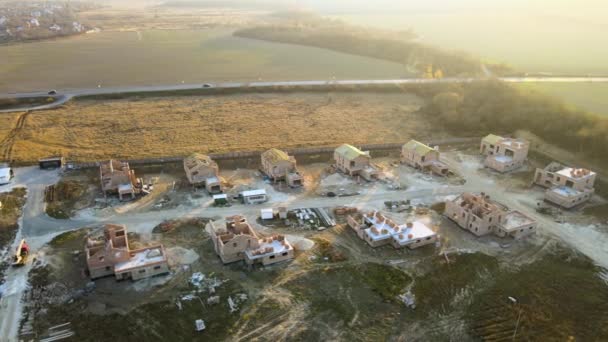 Veduta aerea di nuove case con muri in mattoni in costruzione nella zona suburbana rurale. Sviluppo di immobili nelle periferie della città moderna — Video Stock