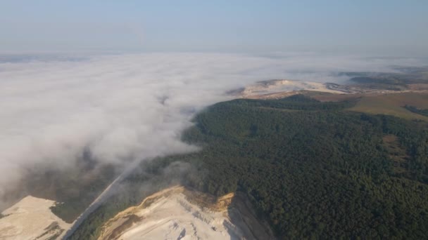 Vista aérea del sitio de minería a cielo abierto de extracción de materiales de piedra caliza para la industria de la construcción con excavadoras y camiones volquete — Vídeos de Stock