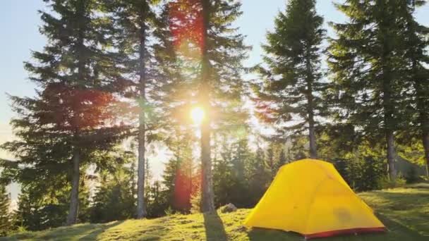 Flygfoto över turist camping tält på fjällcamping på ljusa solig kväll. Aktiv turism och vandringskoncept — Stockvideo