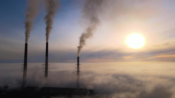 Planta de carbón tuberías altas con humo negro moviéndose hacia arriba contaminando la atmósfera. Producción de energía eléctrica con concepto de combustibles fósiles — Vídeos de Stock