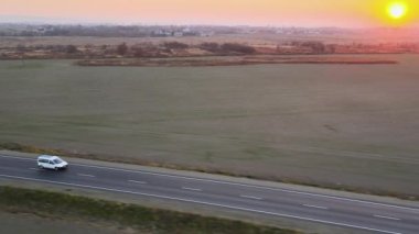 Yolcu kamyonu gün batımında şehirlerarası yolda hızla gidiyor. Akşamları otoyol trafiği