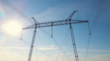 Yüksek voltajlı elektrik kablolarına sahip çelik sütun uzun mesafeli kablolardan elektrik enerjisi iletiyor.