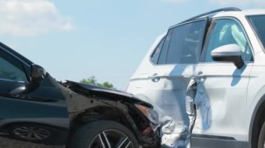 Stresli sürücü, araba kazasından sonra kaza yapan aracının yanında cep telefonuyla konuşuyor. Yol güvenliği ve sigorta kavramı