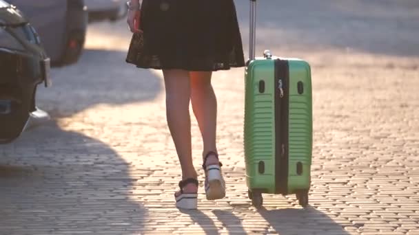 Jonge vrouwelijke chauffeur laadt bagage koffer tas in haar auto. Reizen en vakantie concept — Stockvideo