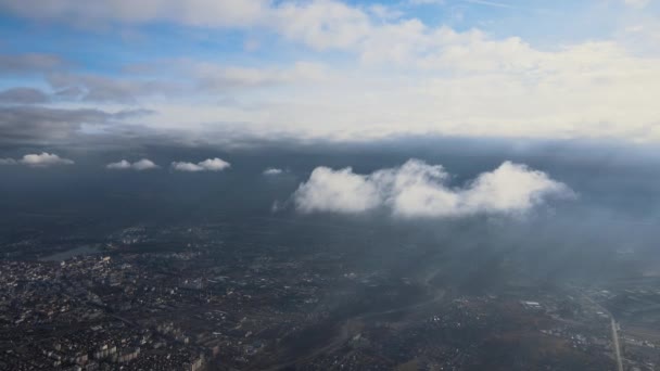 Flygfoto från hög höjd av avlägsen stad täckt med puffy cumulus moln som bildas före regnstorm. Flygplanets synvinkel på molnigt landskap — Stockvideo